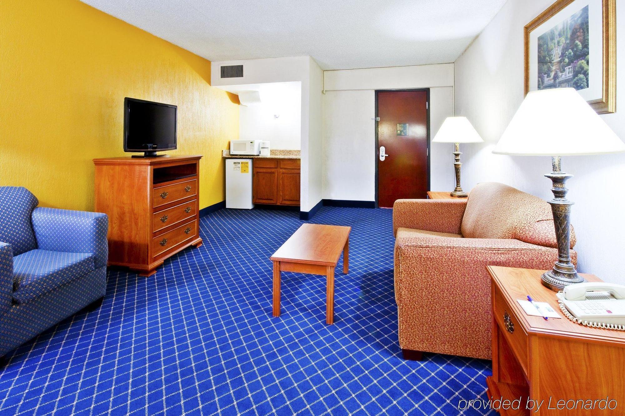 Holiday Inn Express & Suites Nashville-I-40 & I-24 Room photo